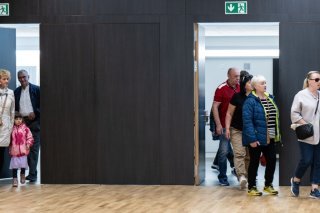 Le cap des 70'000 réfugiés ukrainiens qui ont demandé à bénéficier du statut de protection S est franchi. Ici une famille de réfugiés accueillie par ses hôtes à Morat (FR).